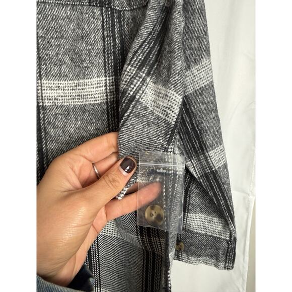 Butter Melon Womens Plaid High-Low Button Down Top Sm Gray Black Flannel Shacket - Picture 3 of 8
